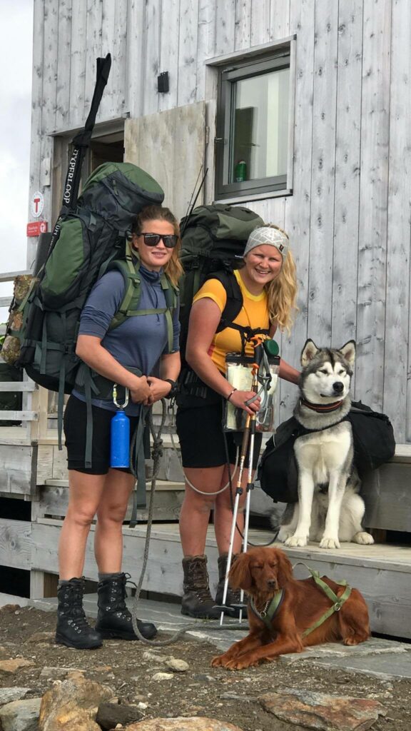 Tøffe unge damer med tunge sekker «ser det ikkje olekt». I tre måneder skal de vandre i fjellene fra Møre og Romsdal til Finnmark. Imponerende!