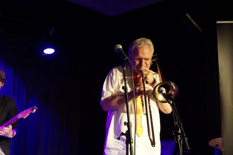 Arvid Martinsen imponerer både på sitt definitive hovedinstrument trombone og som leder av sitt gamle band.