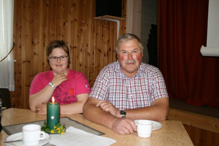 Janne Helen Ånonli har bidratt med forberedelser til kjøttsuppemiddagen på huset, og fikk blomster. Avtroppende fra styret, Bjørnar Thoresen, fikk også blomster, for lang og tro tjeneste.