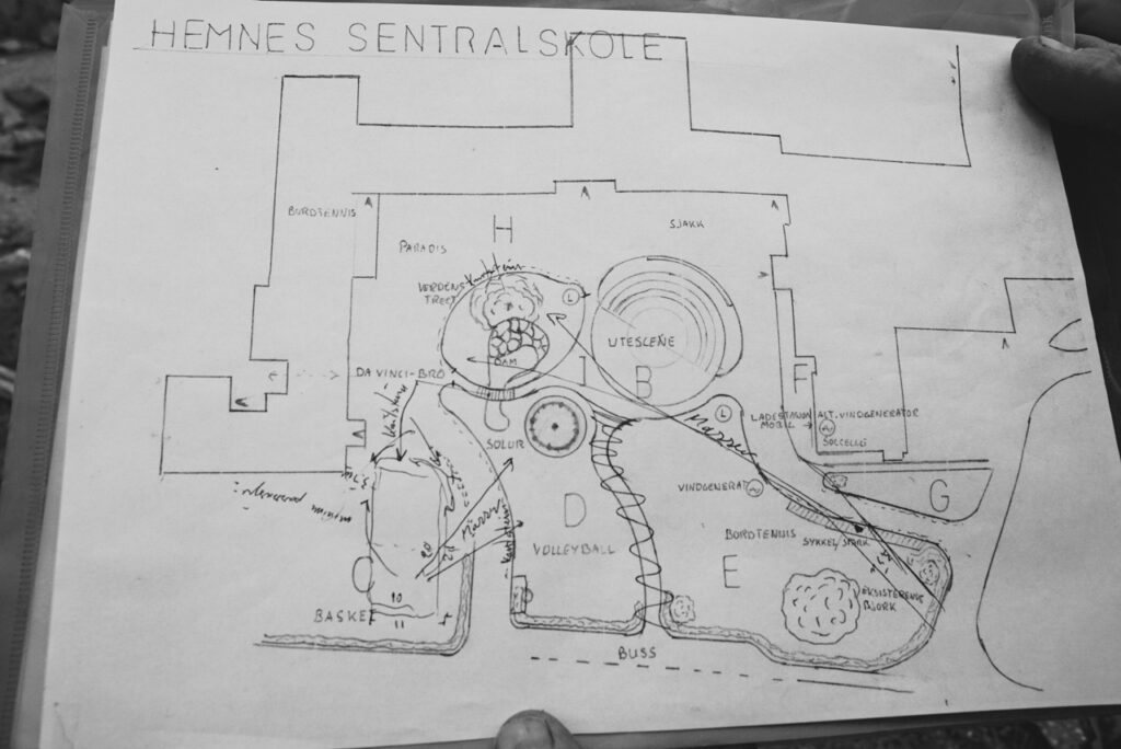Steinar Jørgensen viser frem skissen som danner grunnlaget for arbeidene med ny skolegård ved Hemnes Sentralskole.