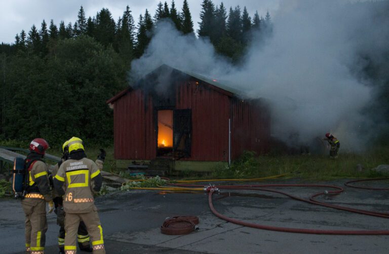 Et lagerbygg like ved Bjerka barnehage brant natt til mandag.