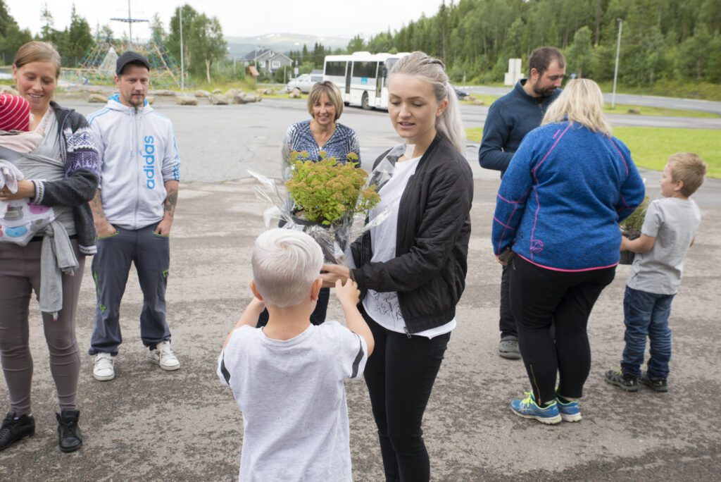 Mamma Kine Johansen med sønn Julian.