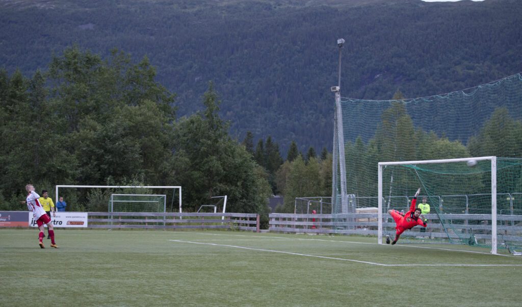 Straffespark, Erlend finner ledig plass oppe i vinkelen, 2-1 etter 89 minutter.