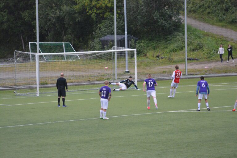 Med sitt andre mål for sesongen sender Ole Martin Akselsen Hemnes IL i føringen i det som er en ørliten seriefinale i årets 6. divisjon Helgeland. Senere i kampen setter han inn 3-1 målet som blir det avgjørende målet.