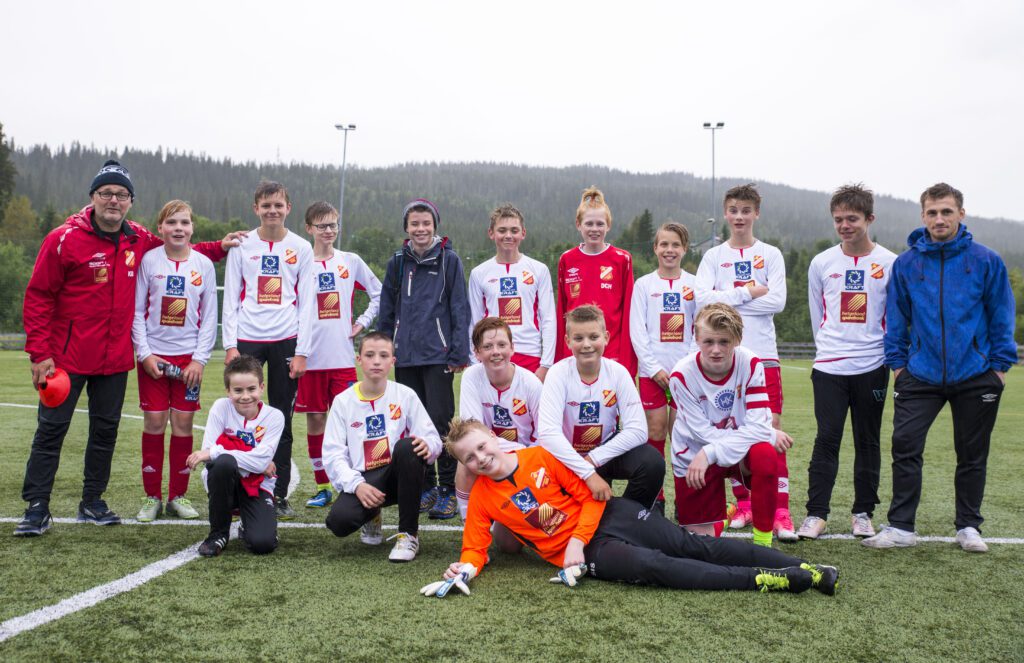 Bak: Kjetil Brendmo, Jonas Henriksen, Anders Lenningsvik, Marelius Brendmo, Andreas Monsen Valla, Tim Vetle Nerleirmo, Dennis Cross Hjemaas, Tobias Svartvassmo, Doddy Røsvassbukt, Karl-Magnus Cooper, Tony Tverå. Foran: Eirik Reinåmo, Kasper Tverberg, Nicolai VanderWiel, Mats Ånonli, Benjamin Jørgensen. Keeper: Sigve Sjøvoll