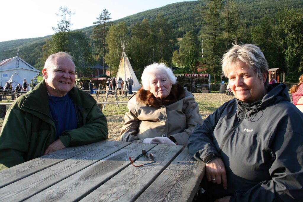 Birgit forteller fra krigens dager. Her sammen med sønnen Karl Bernhard og svigerdatter Reidun Sundvor. De koser seg på martnan før forestillingen begynner.