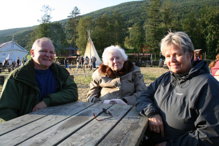 Birgit forteller fra krigens dager. Her sammen med sønnen Karl Bernhard og svigerdatter Reidun Sundvor. De koser seg på martnan før forestillingen begynner.