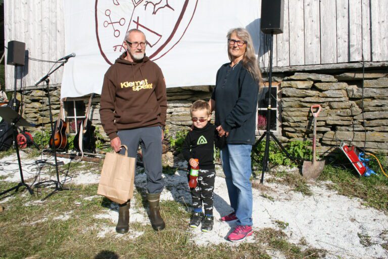 Anne Marie og Arnfinn Brendmo er en av grunneierne til Klemetspelet. Ved fjøsen sin står de sammen med sitt barnebarn, Svein Kristian Edvardsen, som storkoser seg ilag med Bæsta og Besten.