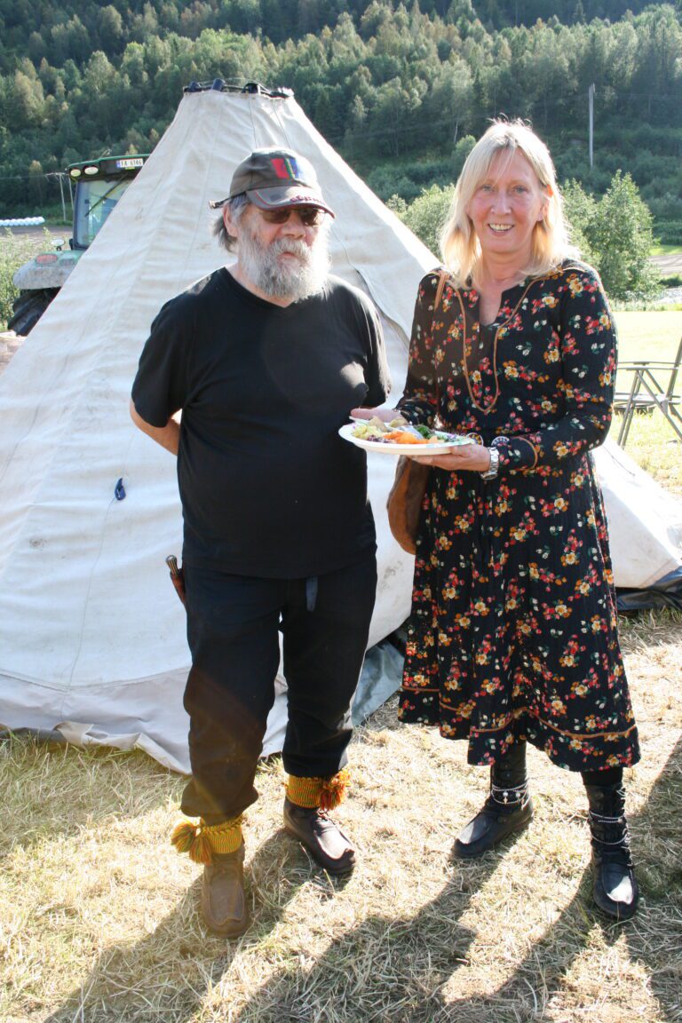 Ada Jurgensen setter pris på et godt middagsmåltid forberedt i kokegropa hos Sten Renberg.