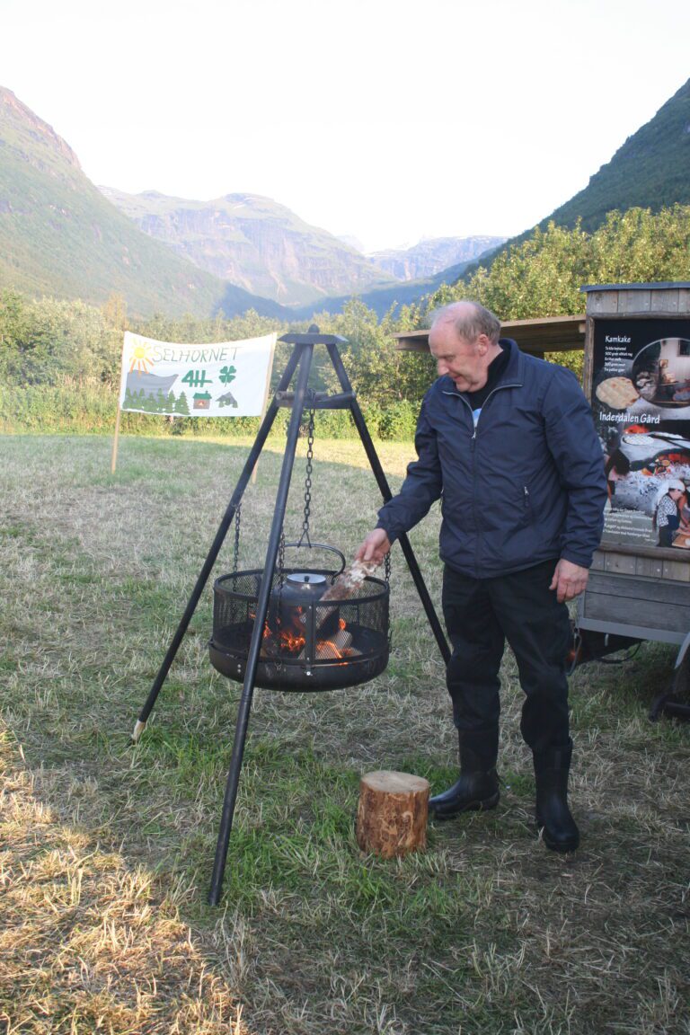 Inderdalen Gård solgte kaffe kokt på svartkjel. Det luktet herlig! Bålpanna fylles stadig med ved for å holde koken.