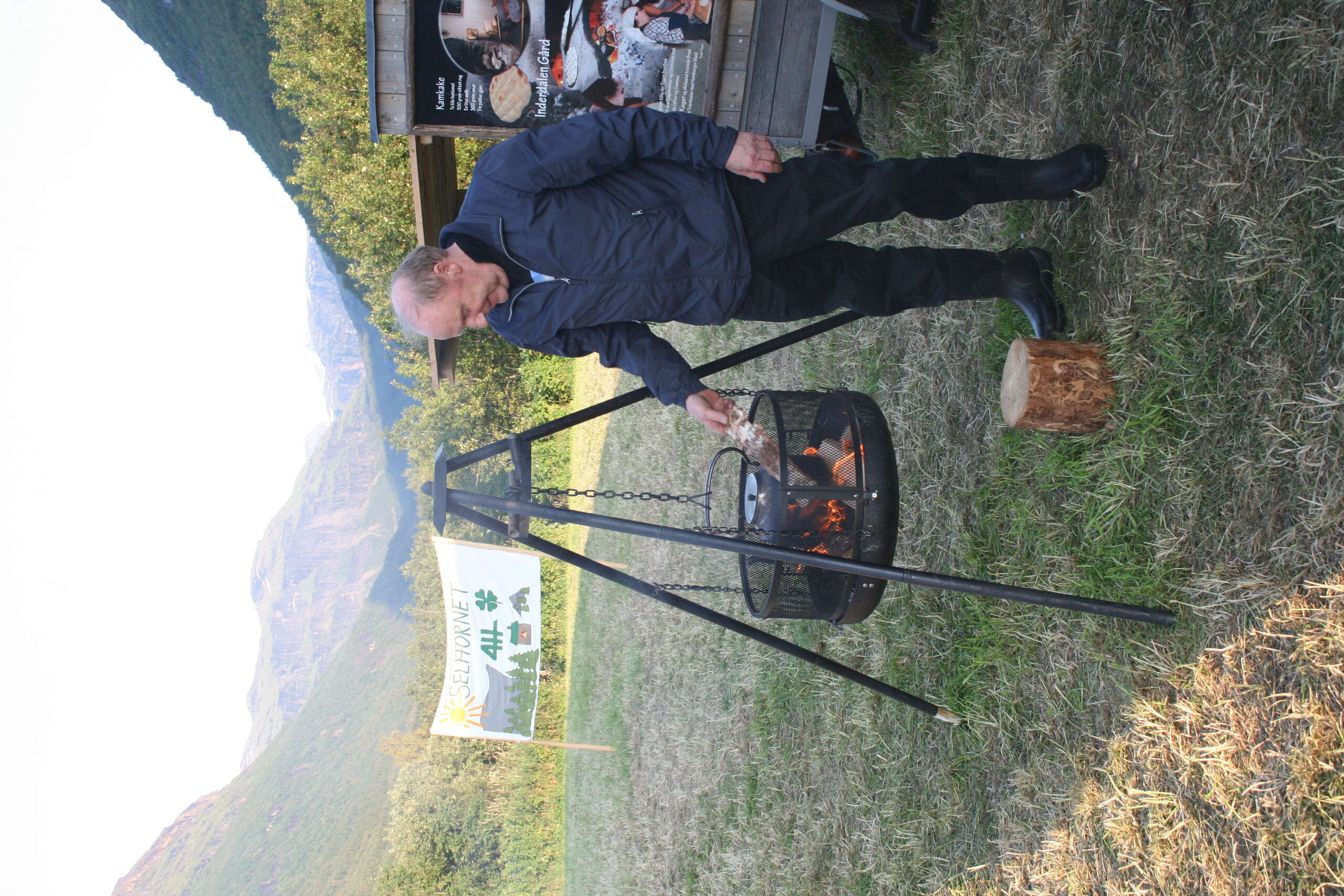 Inderdalen Gård solgte kaffe kokt på svartkjel. Det luktet herlig! Bålpanna fylles stadig med ved for å holde koken.