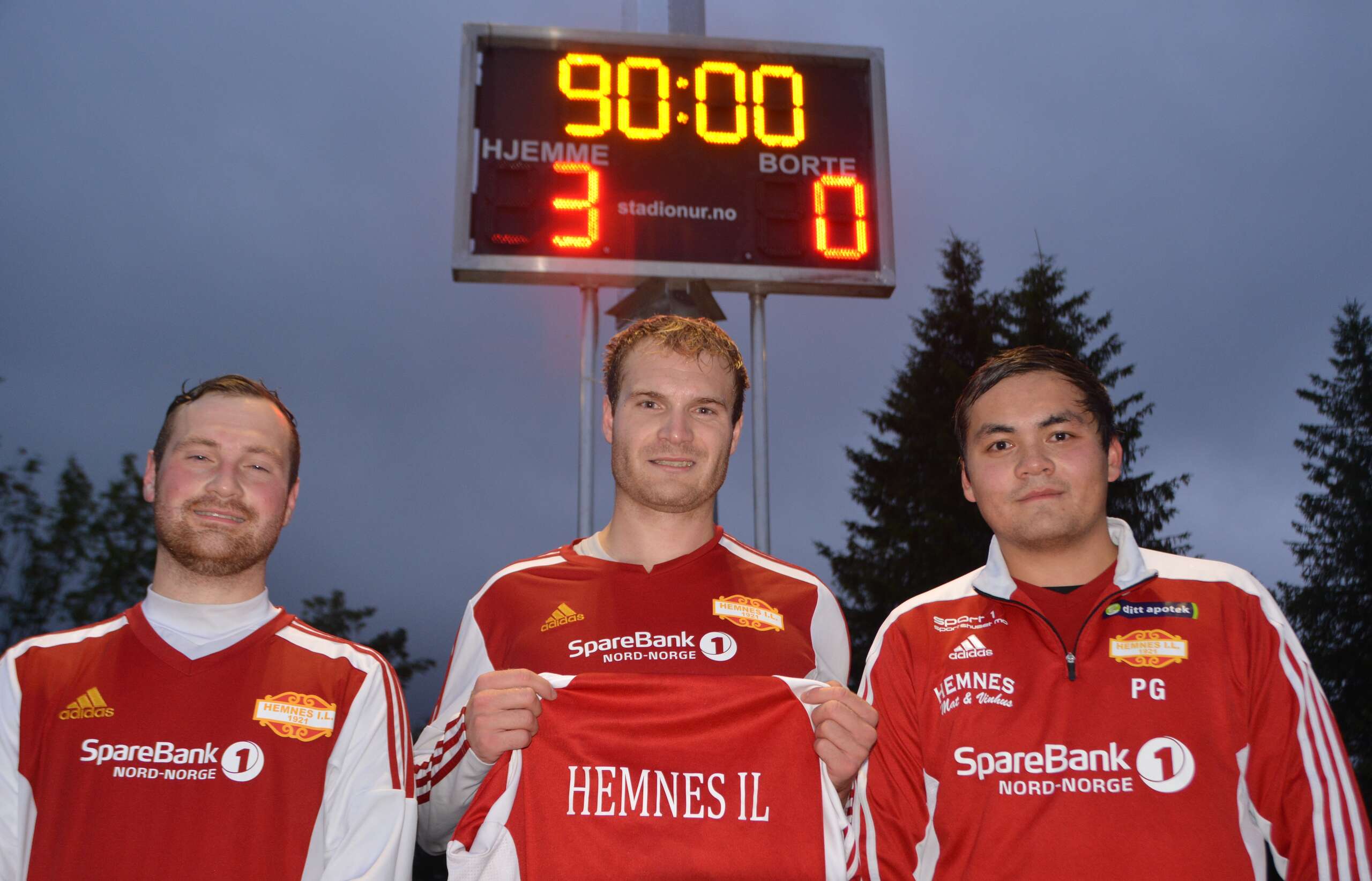 Dan Remy Karlsen, Martin Hind Sørensen og Patrick Gustavsen sørget for målene da Lurøy måtte ro hjem med tap fra Reina. Gustavsen har etterhvert en håndfull mål av "slegge-typen" fra Reina. I dag scoret han kanskje tidenes mål på kunstgresset på Hemnes.