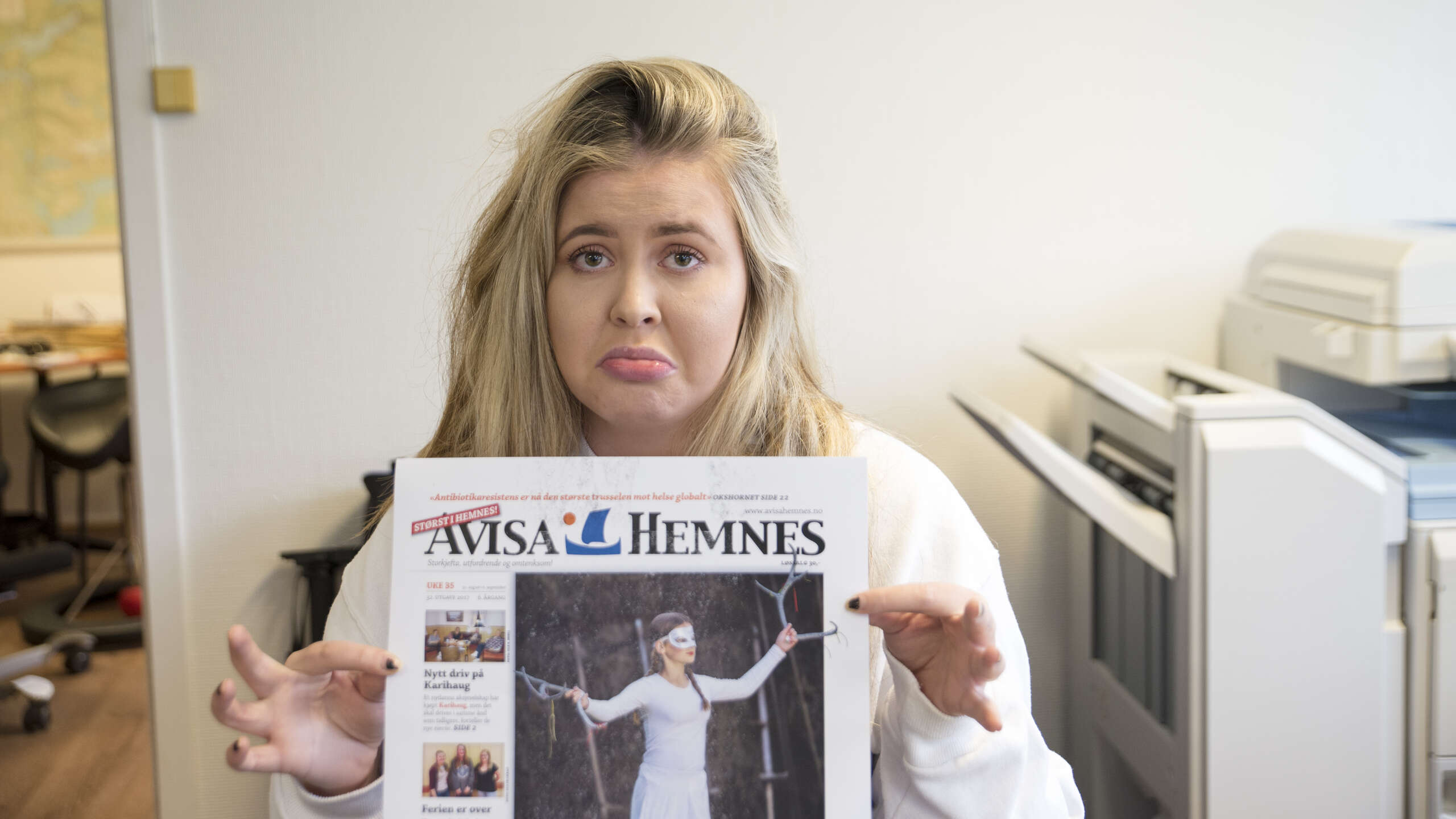 Camilla er lite fornøyd med at vi bare har forsiden å "bla" i på torsdagsmorgenen. Ukas avis kommer ikke før fredag.