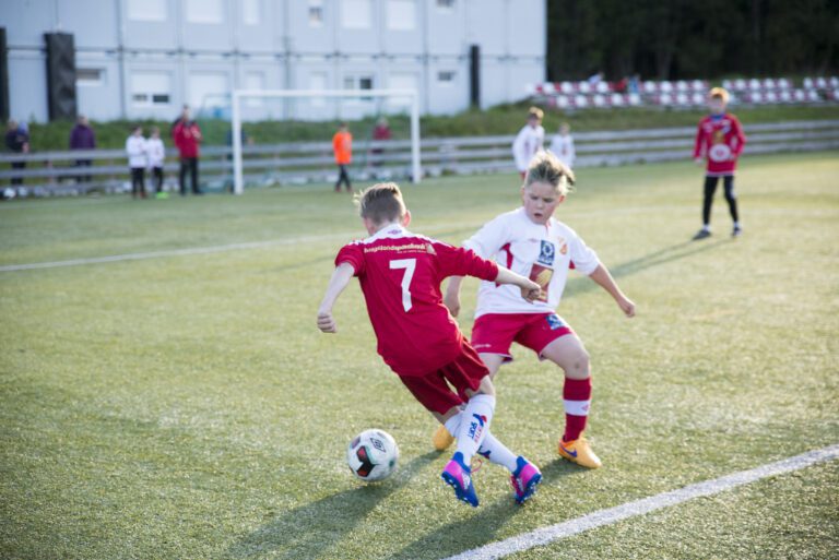 Jonas Tverå går for en takling.