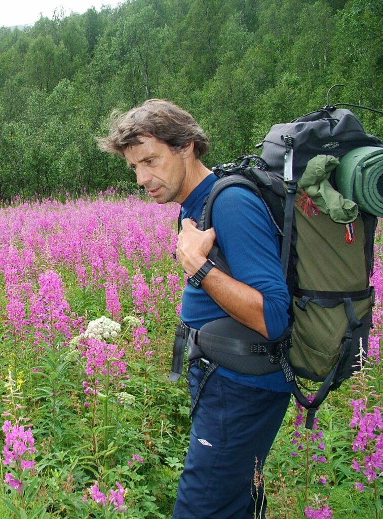 «Kulturspor i Hemnes» er et omfattende registreringarbeid, som har rehabilitering av Ålmannsvegen som en såkalt «pilot». Leder og koordinator Jan Gaute Buvik har nå holdt på siden 2013 med prosjektet. Denne sommeren har mye tid gått med til Ålmannsvegen. Prosjekteier var tidligere orienteringsgruppa i Korgen IL, nå er det overlatt til Polarsirkelen Friluftsråd.