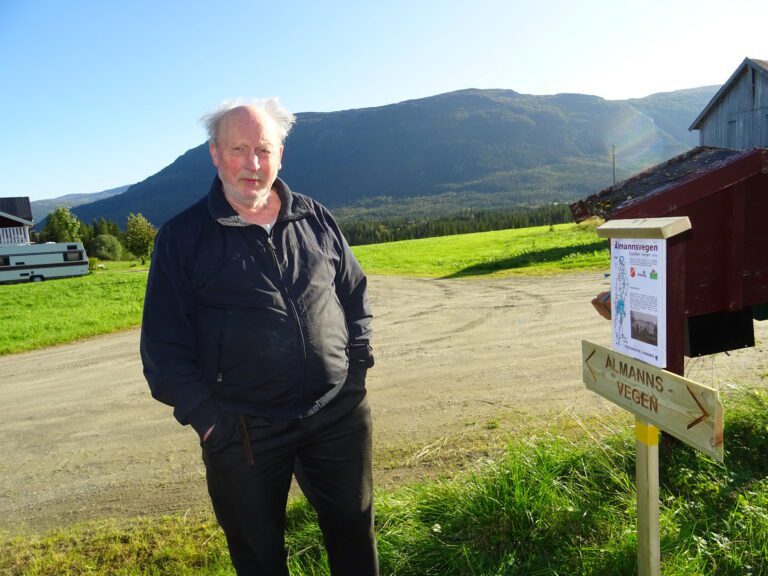 På Bjurselmoen har Gunnar Storvik hatt Ålmannsvegen som skoleveg og ferdselveg i flere tiår, før bilveg ble bygd på 1950-tallet. Han har trafikkert det meste av vegen, sommer som vinter,med børa på ryggen, eller med hesten til hjelp.