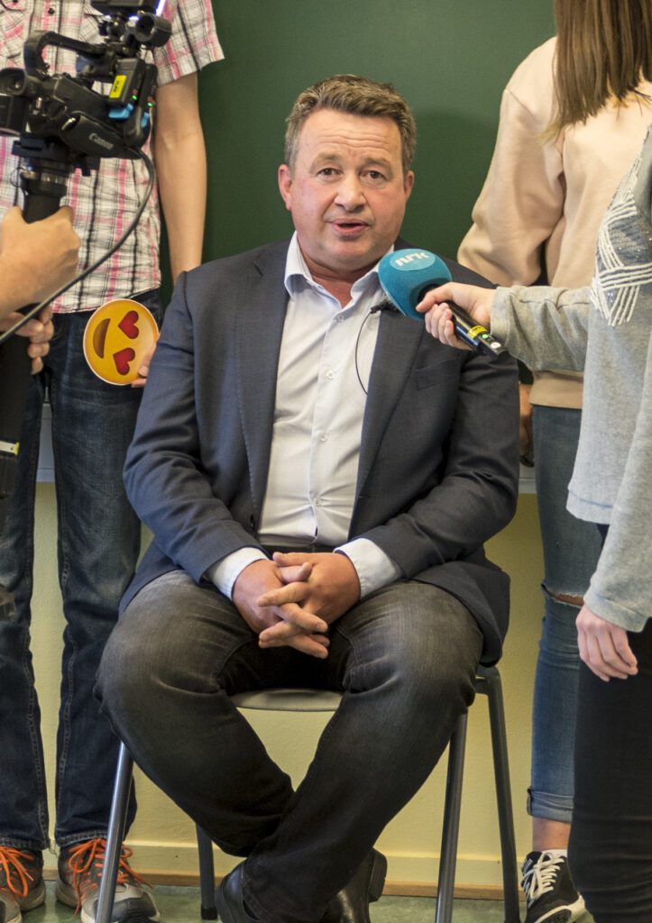 Kjell-Idar Juvik var aktiv under valgkampen, her fotografert på utspørring på Hemnes sentralskole.