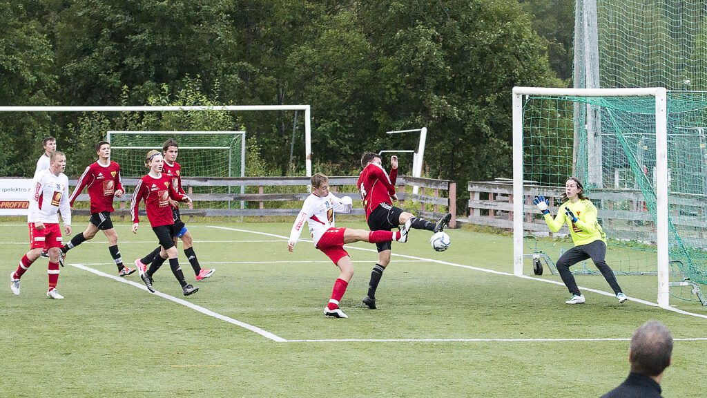 Selv om enkelte av Korgens spillere begynner å nærme seg godt voksen alder i fotballsammenheng dukker det stadig opp nye talent. I forrige hjemmekamp var et av få lyspunkt Mathias Moen som her scorer sitt aller første seniormål. Det kommer til å bli flere!