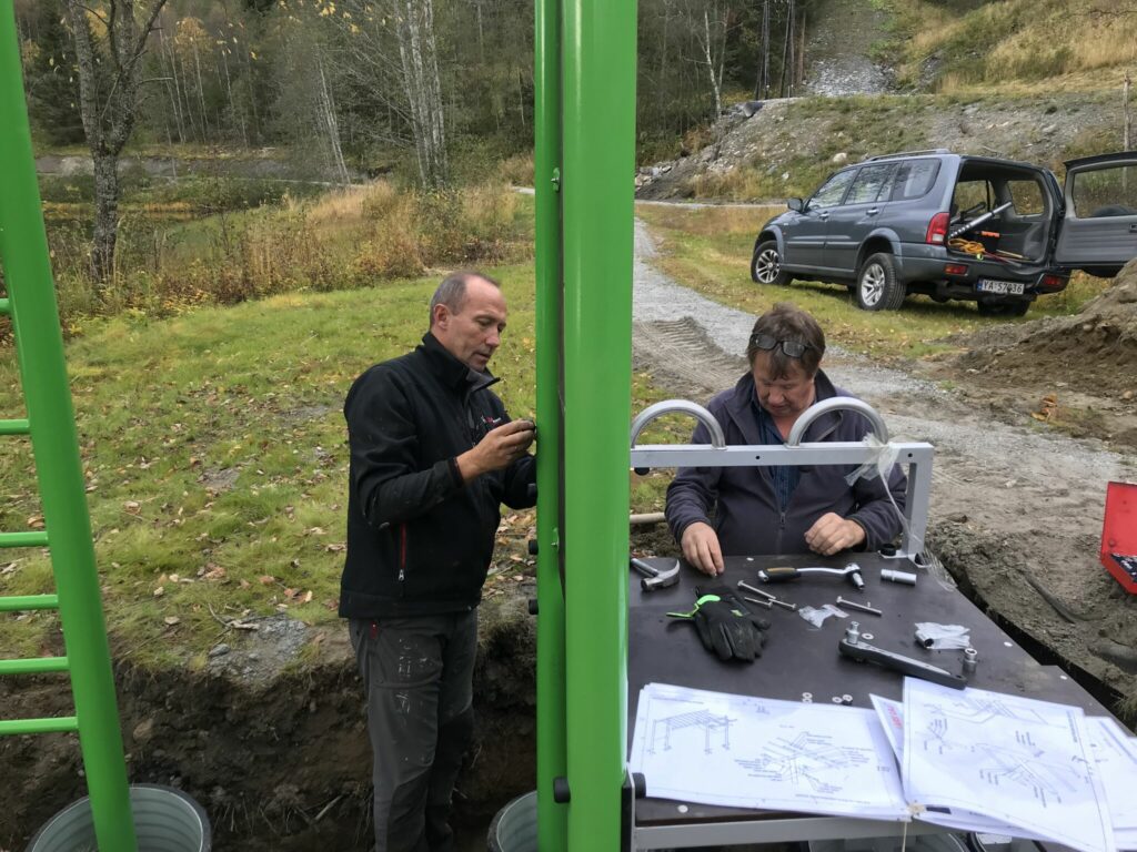 John-Helge Vang og Torstein Solhaug får testet det å lese bruksanvisning.