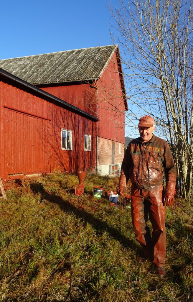 Pensjonistdrivaren Nils Dag Rydså er no mest opptatt med vedlikehald som malingsarbeid.