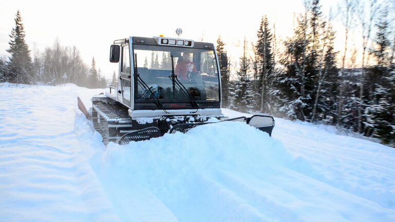 Skigruppa drifter blant annet en tråkkemaskin som sørger for velpreparerte løyper.