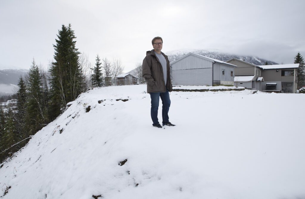 Kjetil Brendmo etterlyser sikringstiltak etter at nabohuset ble sanert grunnet rasfare.
