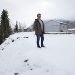 Kjetil Brendmo etterlyser sikringstiltak etter at nabohuset ble sanert grunnet rasfare.
