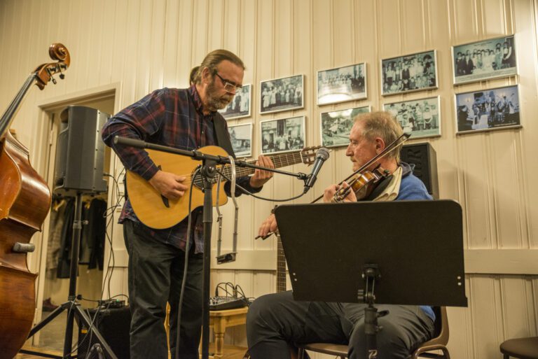 Snorre Magnus Sivertsen og Ove Larsen avsluttet kvelden med gitar og fele.