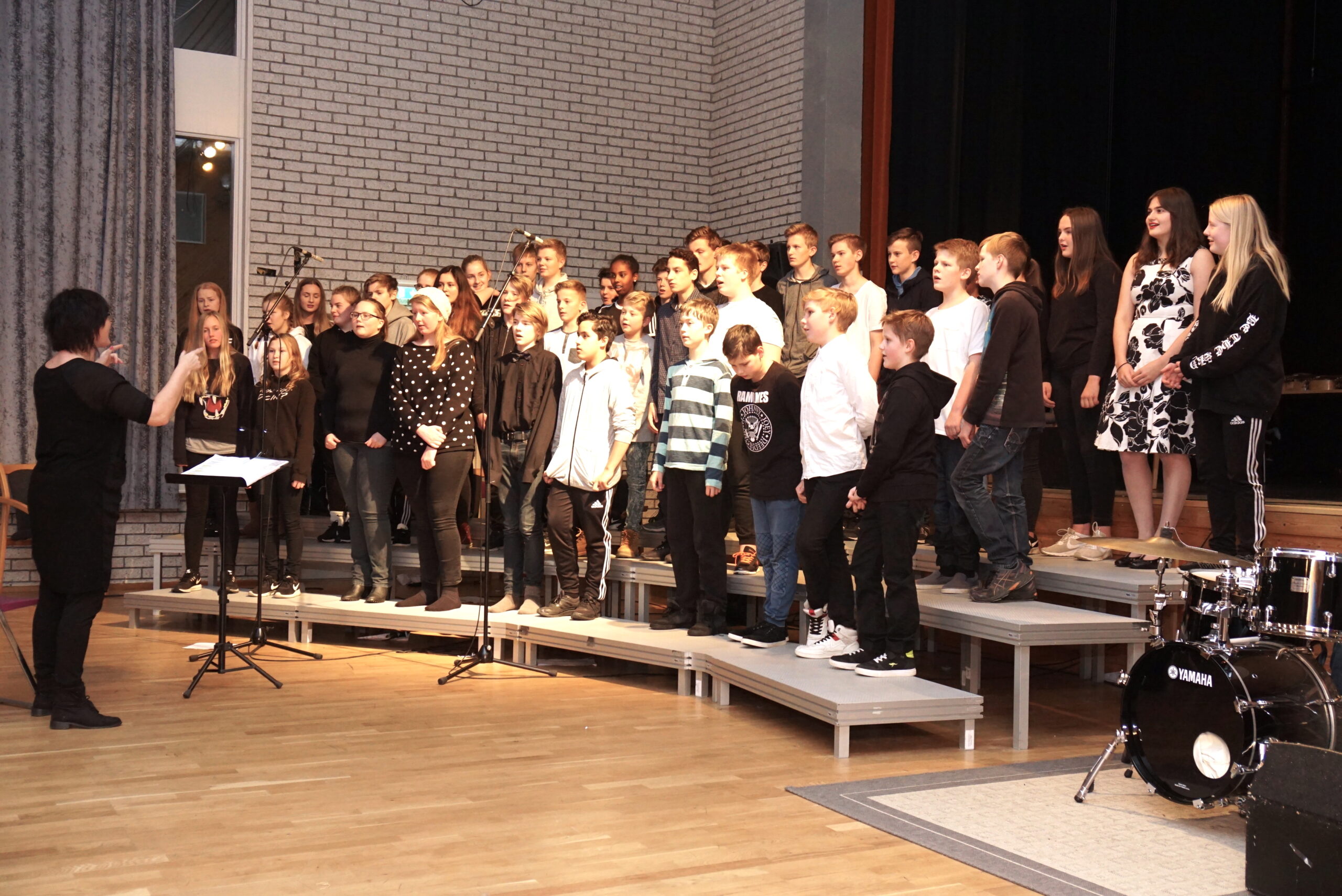 Under sin leder Sigrid Pauline Brennhaug startet konserten med "Come Together" av the Beatles.