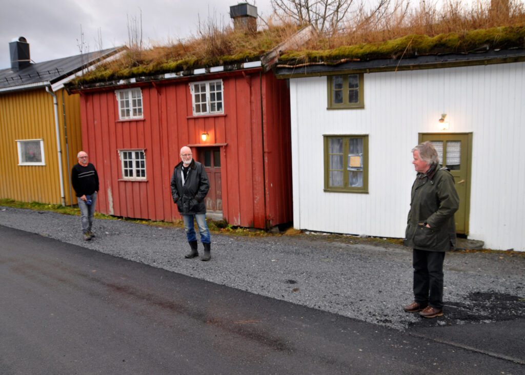 Trond Rydsaa (nærmest), Øyvind Tamnes og Jon Arne Jacobsen marker omtrent der hvor små stabbesteiner skal stå  foran det hvite Gunvor-huset og de to nabohusene.