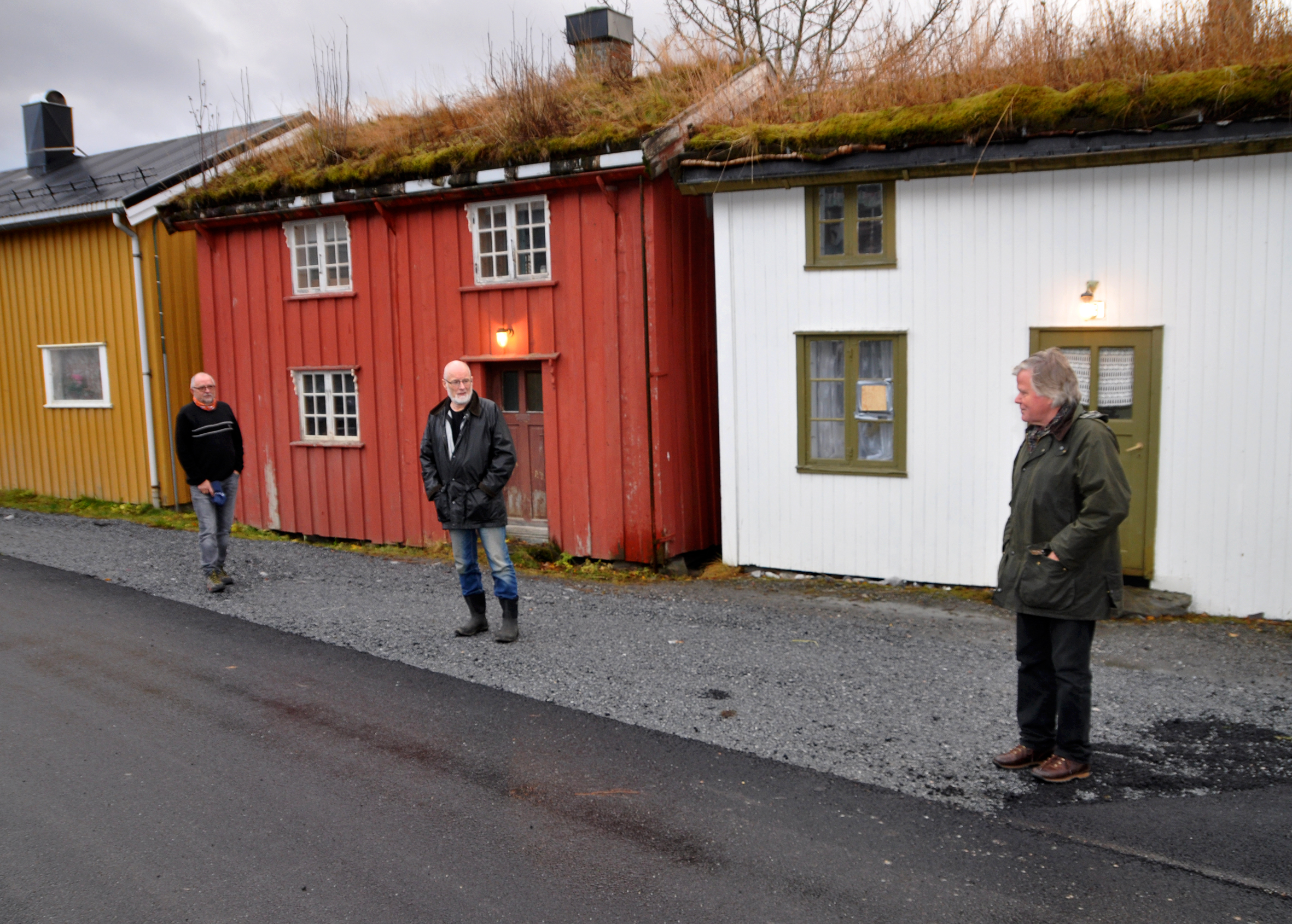 Trond Rydsaa (nærmest), Øyvind Tamnes og Jon Arne Jacobsen marker omtrent der hvor små stabbesteiner skal stå foran det hvite Gunvor-huset og de to nabohusene.