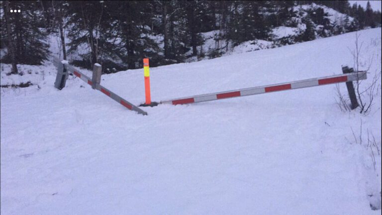 Bommen på sørsiden av Korgfjellet ble utsatt for hærverk, trolig på søndag.