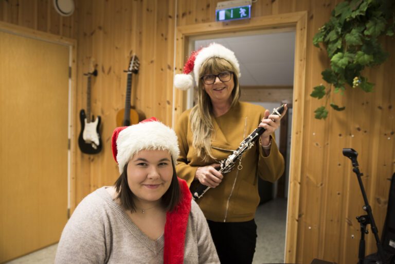 Solveig Anita Bygdåsmo og Elisabeth Ødegård håper mange kommer på årets julekonsert.