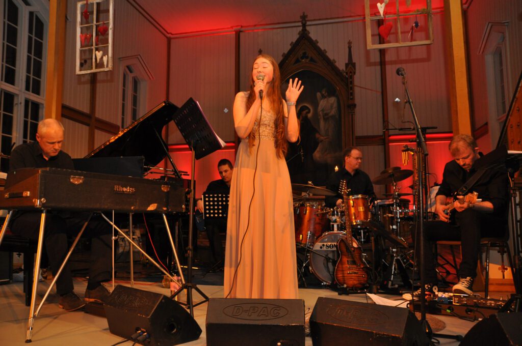 Anna Anita i lag med musikerne i Hemnes kirke da hun debuterte med egen konsert under Jul på Berget i fjor.