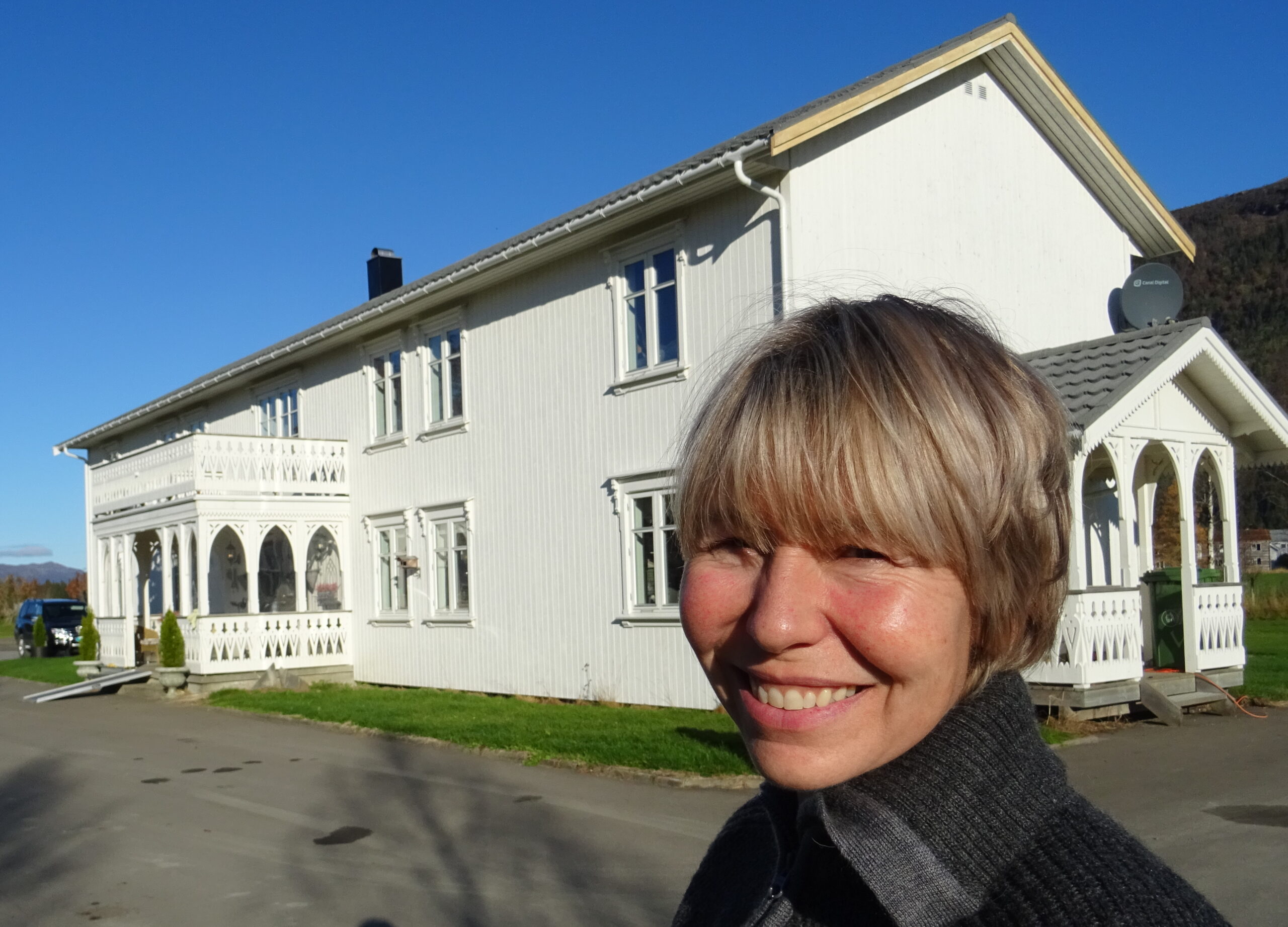 Kristin Bygdås her framfor den nydelege hovedbygninga på Bjerkmoen. Mange års planlegging og renovering gav eit framifrå resultat, som også førte til kommunal pris for god byggeskikk i 2012.