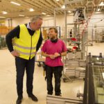 Daglig leder i Natre Vinduer AS, Frode Henning Killi i samtale med Eskil Jørgensen i produksjonshallen. På nyåret øker antall produksjonstimer kraftig når det innføres to skift.