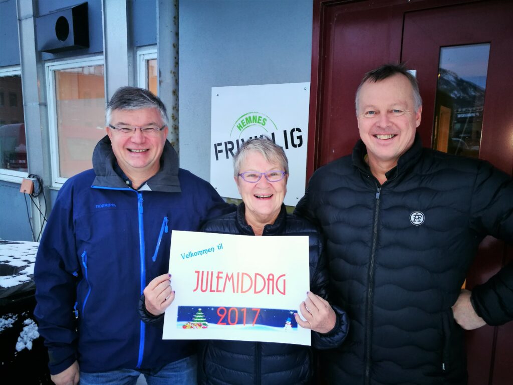 Komiteen, her representert ved Arne Steinvik i Hemnes Frivilligsentral, Astrid Arntsen og Nils Johansen, ønsker både gjester og arrangører til årets julemiddag.