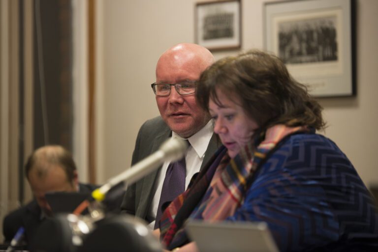 Både rådmann Amund Eriksen og ordfører Christine Trones fikk kraftig kritikk og mistillit fra en rekke representanter fra Arbeiderpartiet.