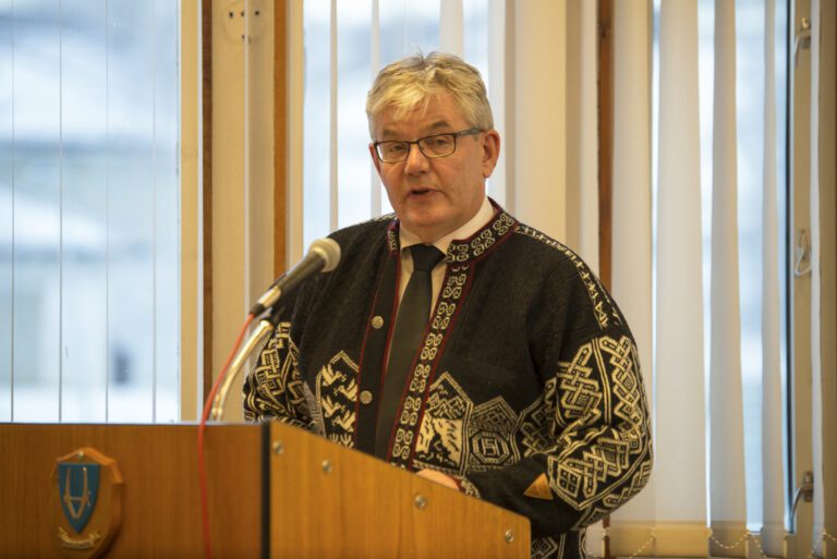 Per Øyvind Eriksen (Ap) la fram et felles forslag fra Arbeiderpartiet og SV. Han uttalte samtidig sterk kritikk mot en prosess han mente var altfor kort.