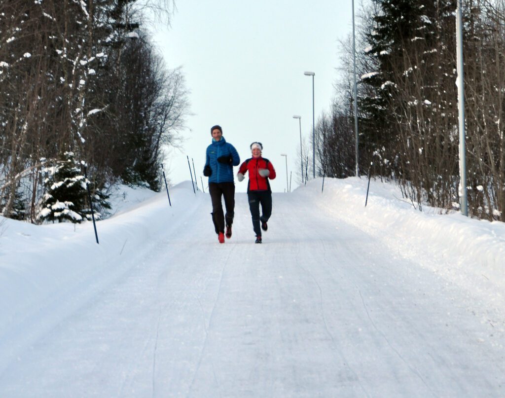 Av de 79 som deltok på årets Romjulsmarsj var det to som ikke nøyde seg med å gå. Tone Fjeldavli Rønning og Bjørn Fjeldavli jogget i fint driv (i alle fall i nedoverbakkene, påsto de da de ?suste? forbi).