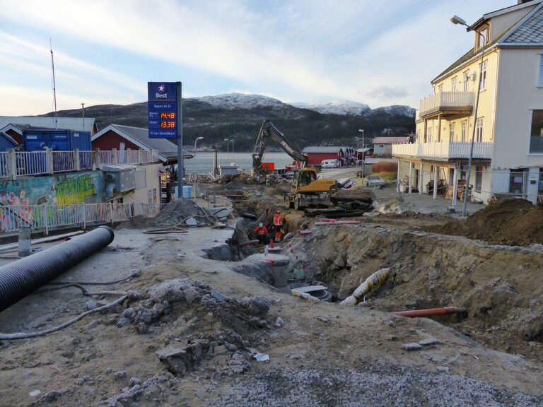 Graving og sprenging ned fra torget til fergekaia. Store arbeid på gang nedover bakken mot fergekaia