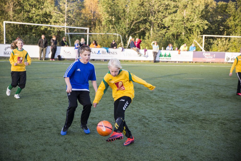 Finneidfjord IL spiller mot Bjerka IL under mini-cupen som ble avholdt på Korgen stadion høsten 2017.