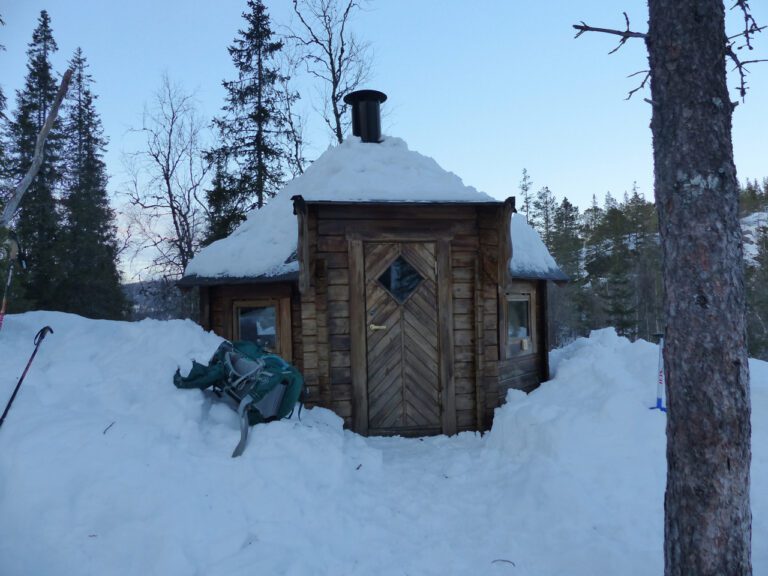 Slik står skolekøta som for anledningen var festlokalet for 150 -års feiringen til DNT.|Inne i køta hadde komiteen og gjester samlet seg til en hyggelig prat