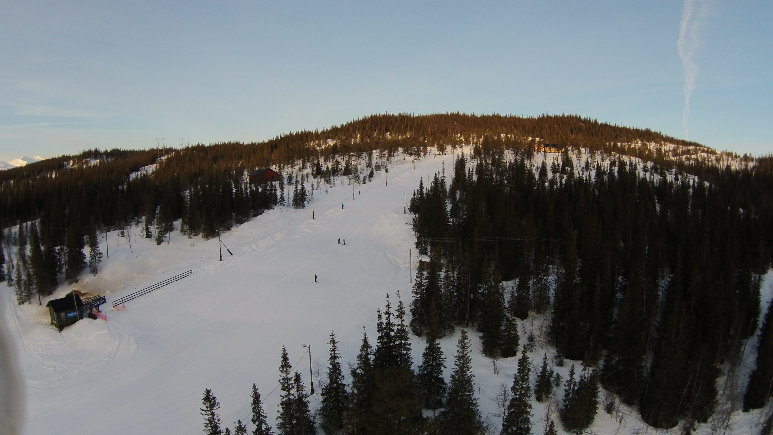 Etter å ha blitt trukket opp kan man stå på ski nedover bakken ca. 300 meter.|Frode Smalsundmo er leder i Bleikvassli Idrettslag.|Bård Fagerbakk er en av seks maskinister ved skitrekket.|Hjelm hører med til sporten. Fra venstre Emilie Otervik Hansen (10)