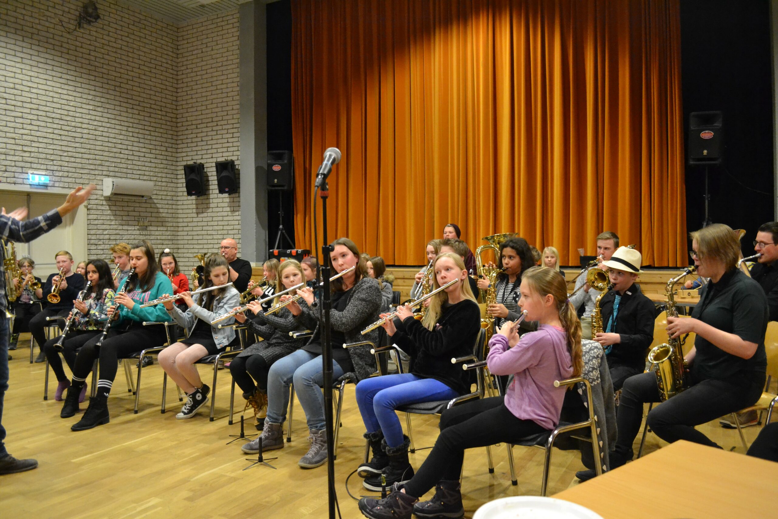 Unge og lovende musikanter fra Hemnesberget og Korgen jazzet seg gjennom sist helg sammen med instruktører som Kåre Nymark Jr. (eier av hendene t.v.).|Helgens seminarledere Webjørn Sæther og Kåre Nymark instruerer før gjennomspilling. Korps-pappa Hermann Larsen følger nøye med.|Arvid Martinsen hadde ansvaret for de minste musikantene.|Slagverksgruppa sitter alltid bakerst i korps og blir sjelden med på fellesbilder. Slik ser de ut.|"Husker dere basslinja?" roper Kåre Nymark til grovmessingen bak i rekkene