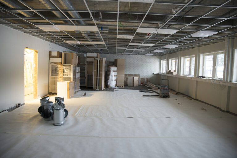 En vegg er revet og det blir plass til en ny kjøkkenøy.|Inngangen mellom scenen og gymsalen er nå tettet igjen. Sceneområdet blir blackbox.|I det som før var sløydsal skal nå musikken flytte inn. Innerst i rommet blir det lager for instrument og rom for øving.|Klasserommet 101