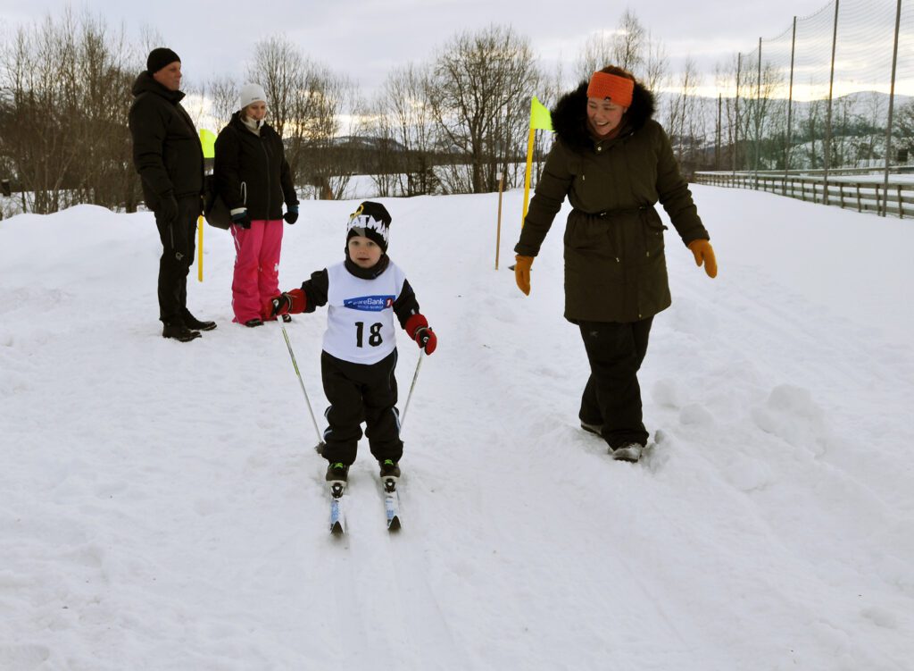 Tidlig krøkes som god skiløper skal bli. Kennet Johannes og mamma Trine-Lise Bang legger ut på sin runde rundt fotballplassen.|Startsignalet har gått for tredjeklassingen Mathea