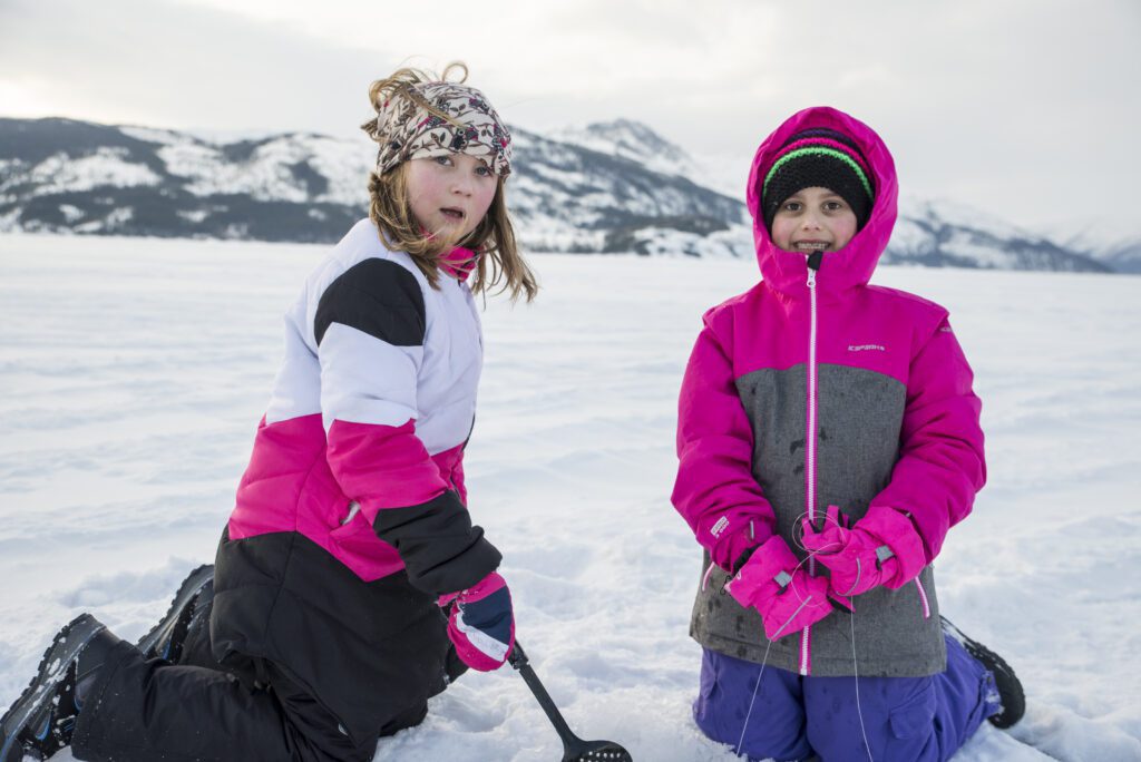 Madeleine Kristensen og Tilje Skarsbø samarbeider om fiskingen