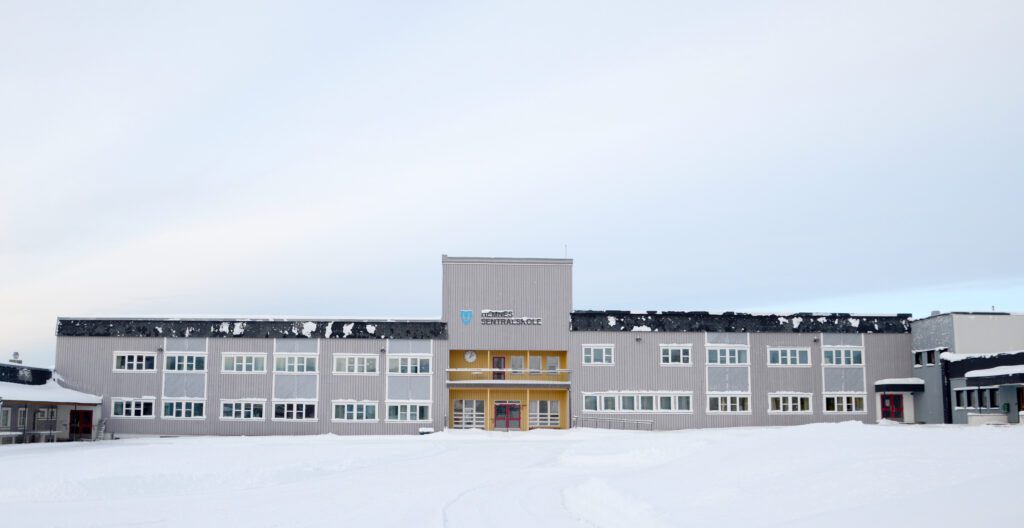 Rådmannen ønsker å flytte mellomtrinnet fra Finneidfjord skole til Hemnes sentralskole (bildet).