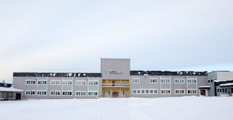 Rådmannen ønsker å flytte mellomtrinnet fra Finneidfjord skole til Hemnes sentralskole (bildet).